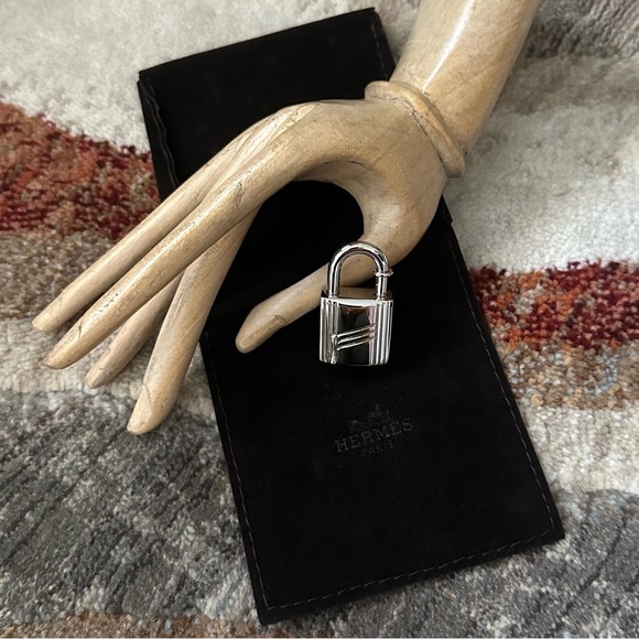 HERMES LOCK CHARM SILVER CADENA 1998 ANNEE ARBRE WITH DUST BAG & COA - Picture 3 of 14